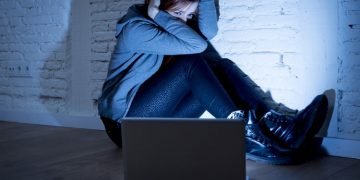 Mengenali KDRT Melalui Gadget dan Media Sosial