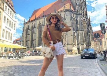 Mengintip Gaya Santai Aktris Berlibur