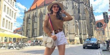 Mengintip Gaya Santai Aktris Berlibur