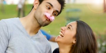 Pria Humoris, Mengapa Banyak Disukai Perempuan?