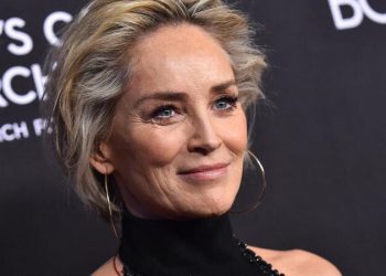 Memesona... Sharon Stone Bersinar Meski di Usia 60an