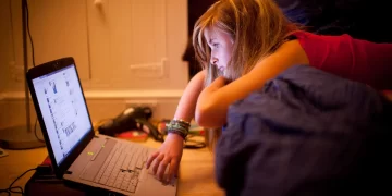 6 Alasan Bekerja di Tempat Tidur Tidak Direkomendasikan_womanindonesia.co.id