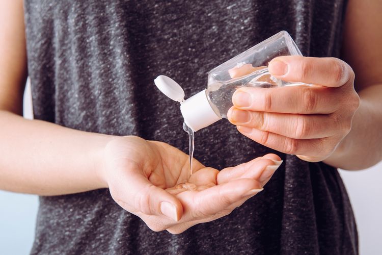 Ketahui 4 Dampak Buruk Hand Sanitizer Pada Kulit Tangan 4 Ketahui 4 Dampak Buruk Hand Sanitizer Pada Kulit Tangan_womanindonesia.co.id