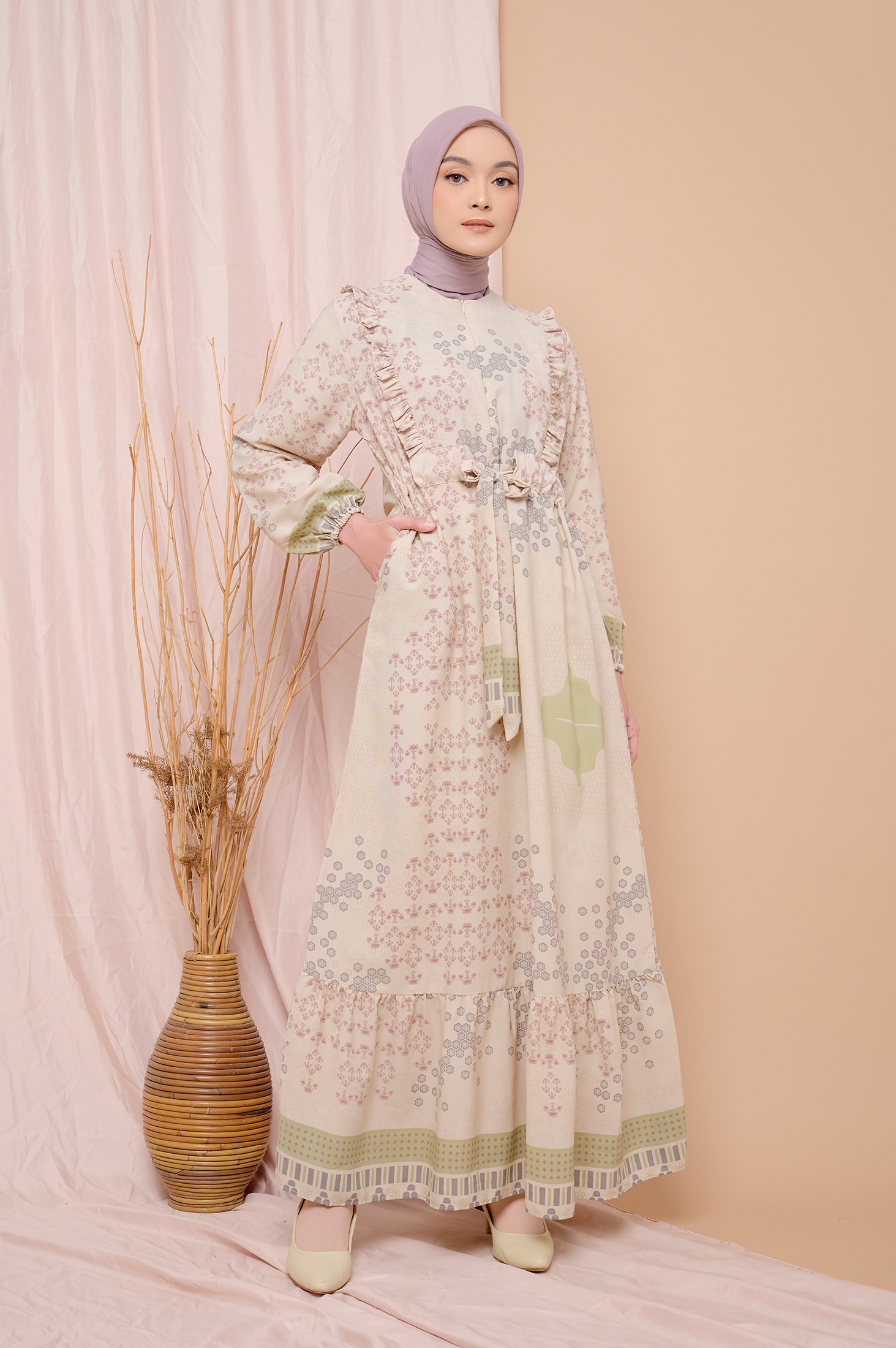4 Model Busana Muslim Modis Ala Zaskia Mecca_womanindonesia.co.id