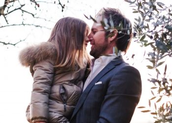 Ilustrasi Pria Hebat dan Gadis Kecil/ Canva