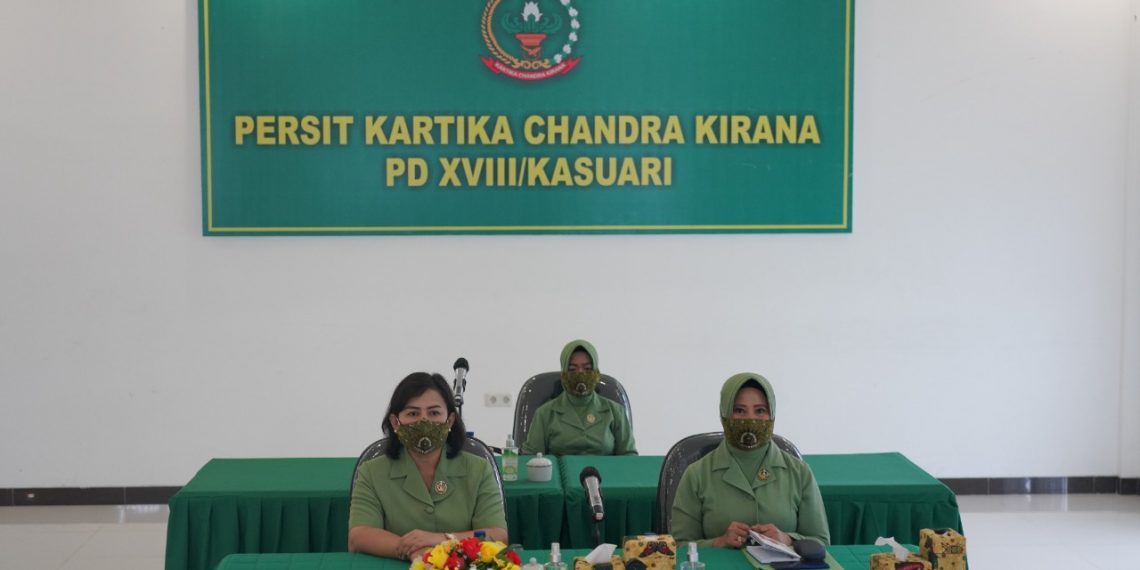 Ketua Persit KCK Daerah XVIII/ Kasuari Sedang Mengikuti Webminar