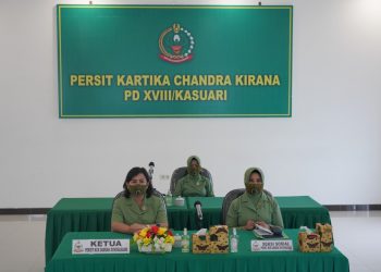 Ketua Persit KCK Daerah XVIII/ Kasuari Sedang Mengikuti Webminar