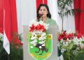 Ibu Raksakarini Memberikan PIdato setelah Pemasangan Selendang oleh Pangdam Kasuari