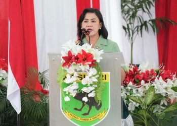 Ibu Raksakarini Memberikan PIdato setelah Pemasangan Selendang oleh Pangdam Kasuari