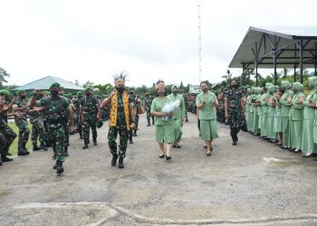 Ketua Persit Ny. Alien Gabriel Lema sedang Mendampingi Suami Kunjungan Kerja