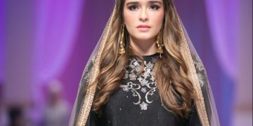 Koleksi Raya 2022 Heaven Lights Terinspirasi Dari Pakaian India_womanindonesia.co.id