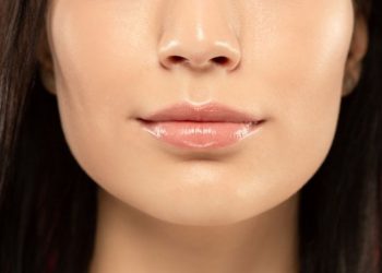6 Tips Mengatasi Bibir Kering Agar Lebih Lembab_womanindonesia.co.id