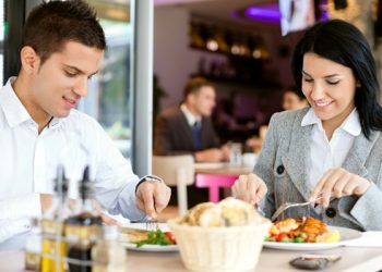 3 Tips Makan Siang Ketika Pekerjaan Padat_womanindonesia.co.id