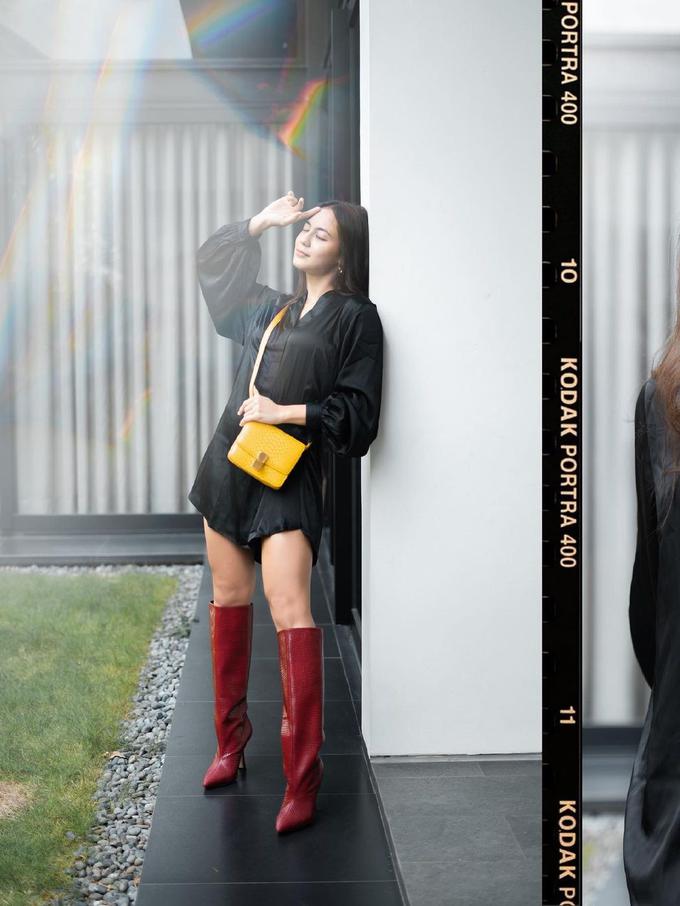 Intip 7 Gaya Aktris yang Memakai Boots 3 Intip 7 Gaya Aktris yang Memakai Boots_womanindonesia.co.id