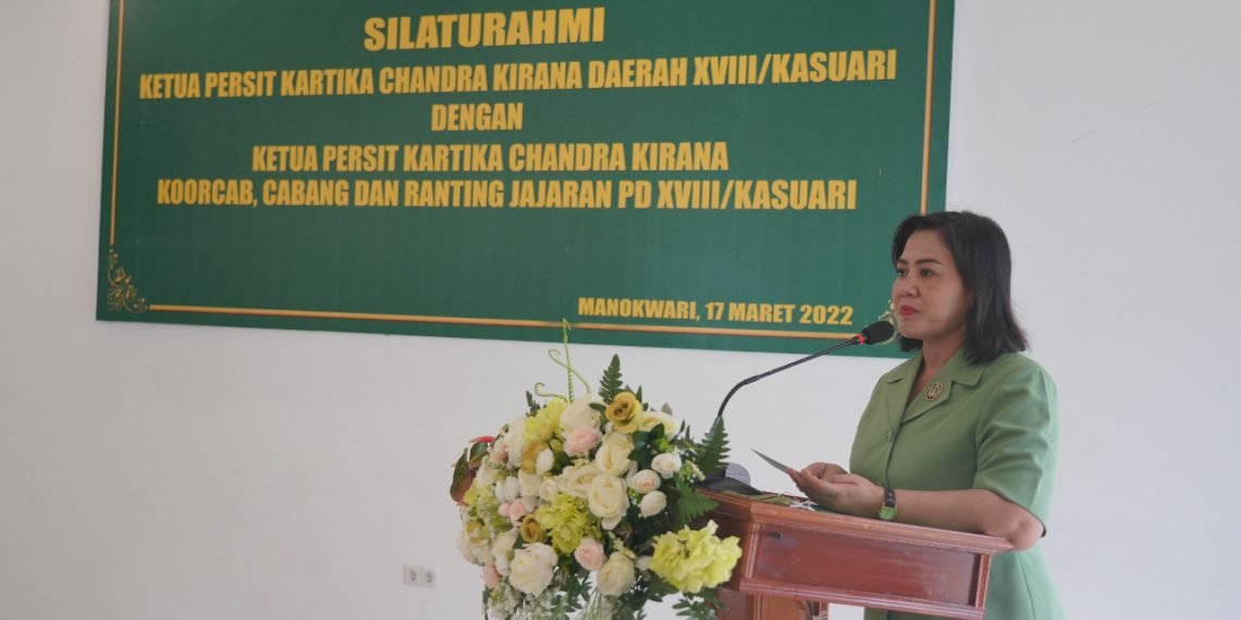 Ketua Persit KCK Daerah XVIII/Kasuari, Ny. Alin Gabriel sedang memberikan pidato
