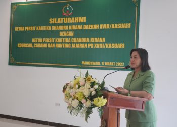 Ketua Persit KCK Daerah XVIII/Kasuari, Ny. Alin Gabriel sedang memberikan pidato