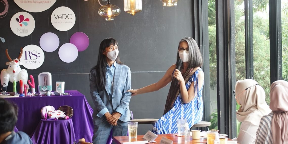 Dalam rangka momentum Hari Perempuan Internasional, Laci Asmara beserta Klinik Angsa Merah, mengundang sejumlah pemegang kebijakan, termasuk media, untuk bersama-sama terus mendukung edukasi keebahagiaan seksual untuk kesehatan reproduksi. Tampak pada gambar Rendra Susanti selaku pendiri Laci Asmara dan dr. Nurlan Silitonga sebagai pendiri Klinik Angsa Merah, berbincang-bincang dengan teman-teman redaktur dari sejumlah media.