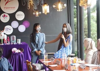 Dalam rangka momentum Hari Perempuan Internasional, Laci Asmara beserta Klinik Angsa Merah, mengundang sejumlah pemegang kebijakan, termasuk media, untuk bersama-sama terus mendukung edukasi keebahagiaan seksual untuk kesehatan reproduksi. Tampak pada gambar Rendra Susanti selaku pendiri Laci Asmara dan dr. Nurlan Silitonga sebagai pendiri Klinik Angsa Merah, berbincang-bincang dengan teman-teman redaktur dari sejumlah media.