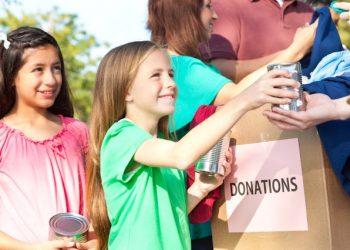 5 Cara Mengajarkan Anak Suka Menolong Sejak Dini_womanindonesia.co.id