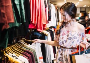 Eco Living: Tren Green Fashion, Kurangi Dampak Industri Mode Terhadap Lingkungan 3 Beli baju dengan konsep Eco Living - Womanindonesia.co.id