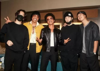 Anggota BTS Hang Out dengan Bruno Mars dan Anderson .Paak 29 Anggota BTS Hang Out dengan Bruno Mars dan Anderson .Paak_womanindonesia.co.id
