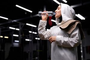7 Tips Jaga Berat Badan yang Sehat dan Mudah 3 konsumsi air untuk tetap jaga berat badan - Womanindonesia.co.id
