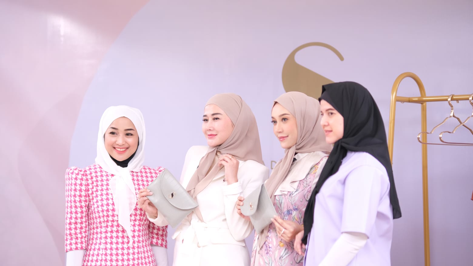 Shade Signature Resmi Rilis Instan Scarf Ceruti Premium 2 Shade Signature Resmi Rilis Instan Scarf Ceruti Premium_womanindonesia.co.id