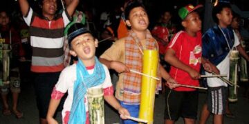 Tradisi Membangunkan Sahur di Berbagai Daerah Indonesia_womanindonesia.co.id