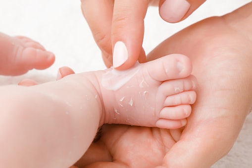 5 Cara Menjaga Kelembaban Kulit Bayi 3 5 Cara Menjaga Kelembaban Kulit Bayi_womanindonesia.co.id