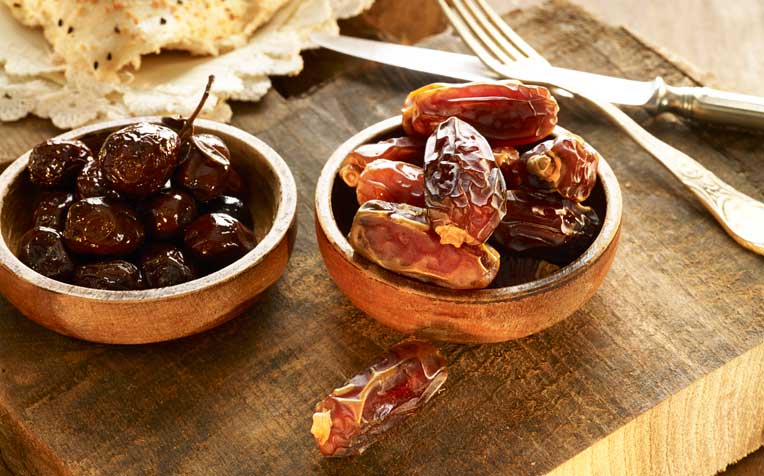 4 Alasan Mengapa Para Ahli Menyarankan Berbuka Puasa Dengan Kurma? 5 4 Alasan Mengapa Para Ahli Menyarankan Berbuka Puasa Dengan Kurma?_womanindonesia.co.id