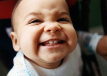 5 Penyebab Bayi Menggertakkan Gigi Saat Tidur dan Dampaknya_womanindonesia.co.id