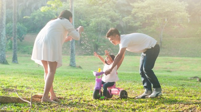 6 Cara Mengontrol Screen Time Anak 4 6 Cara Mengontrol Screen Time Anak_womanindonesia.co.id
