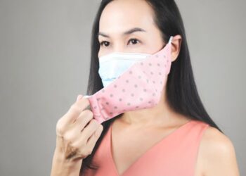 Sebelum Melepas Masker di Keramaian, Kamu Wajib Ketahui 3 Hal Penting Ini!_womanindonesia.co.id