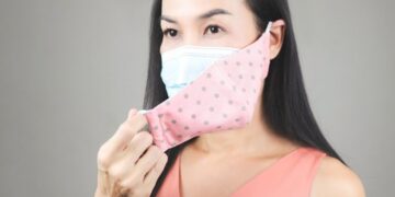 Sebelum Melepas Masker di Keramaian, Kamu Wajib Ketahui 3 Hal Penting Ini!_womanindonesia.co.id
