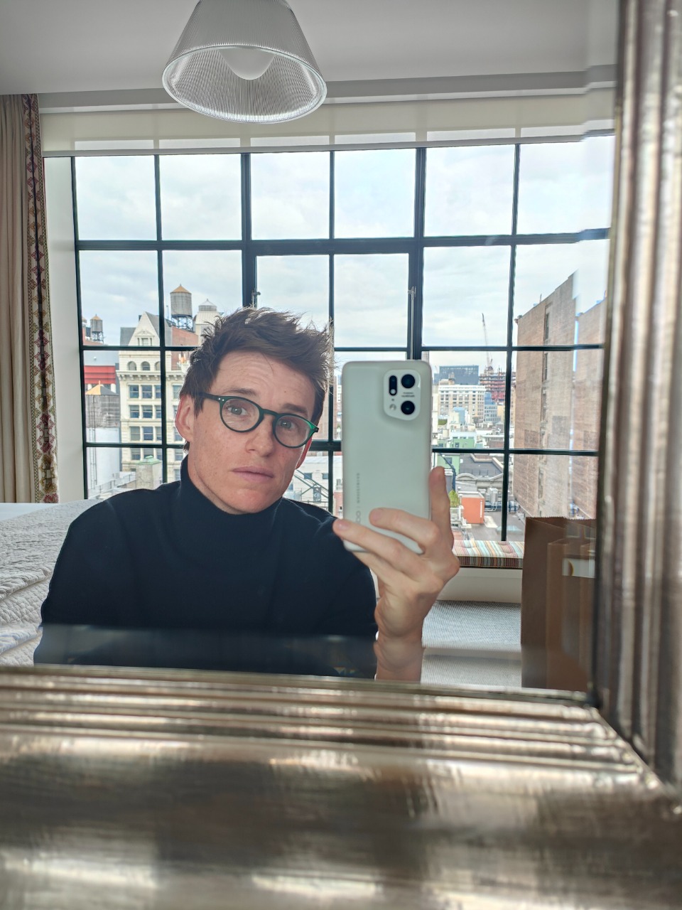 8 Potret Perjalanan Eddie Redmayne Dari New York Sampai Tokyo_womanindonesia.co.id