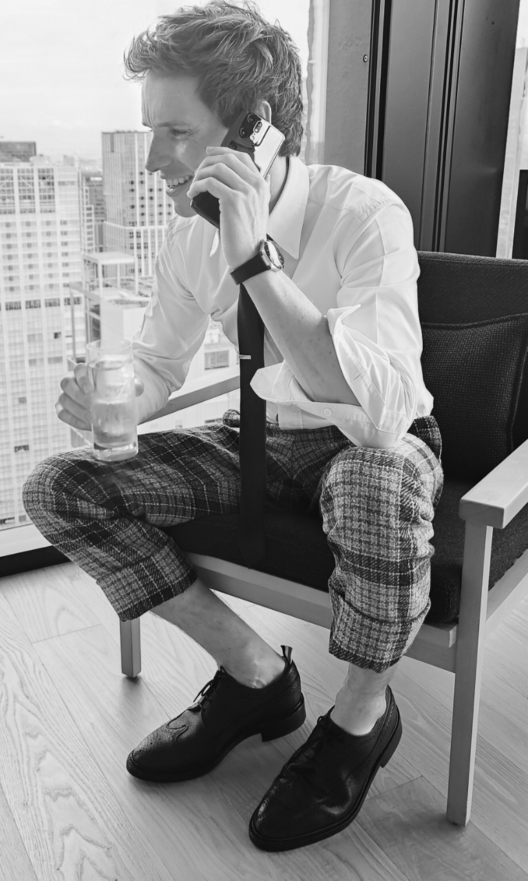 8 Potret Perjalanan Eddie Redmayne Dari New York Sampai Tokyo_womanindonesia.co.id