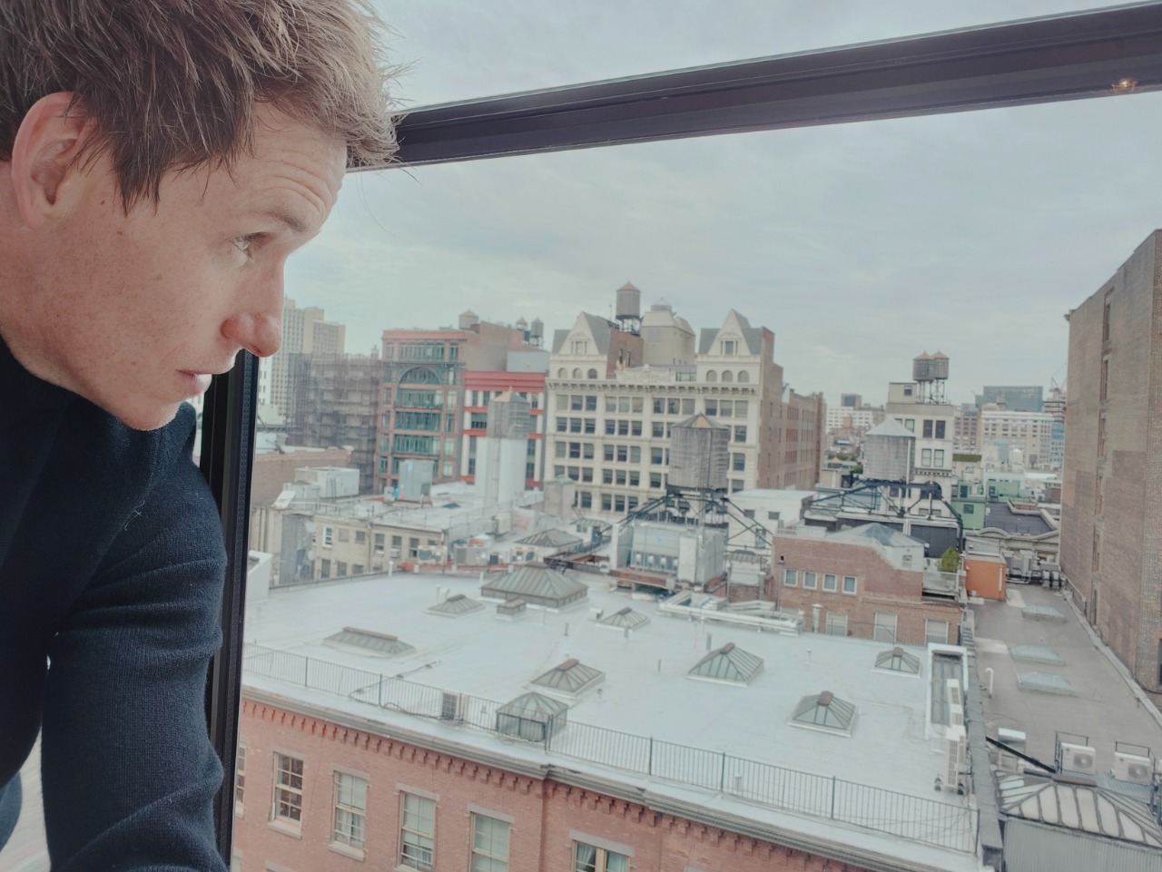 8 Potret Perjalanan Eddie Redmayne Dari New York Sampai Tokyo_womanindonesia.co.id