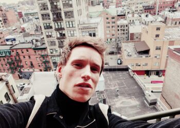 8 Potret Perjalanan Eddie Redmayne Dari New York Sampai Tokyo_womanindonesia.co.id