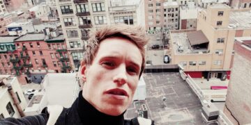 8 Potret Perjalanan Eddie Redmayne Dari New York Sampai Tokyo_womanindonesia.co.id