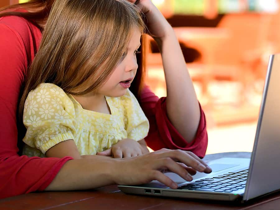 6 Cara Mengontrol Screen Time Anak 2 6 Cara Mengontrol Screen Time Anak_womanindonesia.co.id