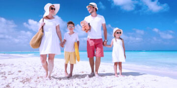 5 Tips Berwisata Ke Pantai Bersama Anak-anak Agar Tetap Aman_womanindonesia.co.id