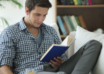 7 Fakta Pria Yang Suka Membaca Buku Lebih Menarik Bagi Perempuan_womanindonesia.co.id