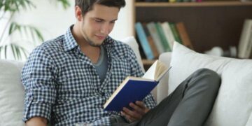 7 Fakta Pria Yang Suka Membaca Buku Lebih Menarik Bagi Perempuan_womanindonesia.co.id