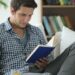 7 Fakta Pria Yang Suka Membaca Buku Lebih Menarik Bagi Perempuan_womanindonesia.co.id
