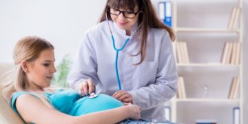 Hari Bidan Nasional 2022: Suka Duka Yessi Sulidar Bidan di Pelosok Desa di Riau_womaninndonesia.co.id