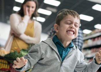 6 Tips Menghadapi Perilaku Anak Agresif di Tempat Umum_womanindonesia.co.id