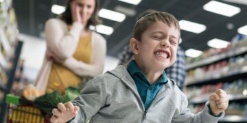 6 Tips Menghadapi Perilaku Anak Agresif di Tempat Umum_womanindonesia.co.id