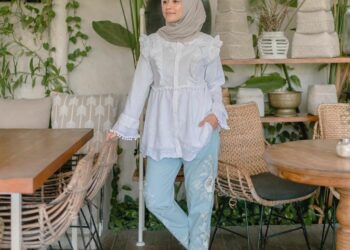 4 Inspirasi Padu Padan Baju Putih dengan Hijab Agar Tidak Monoton_womanindonesia.co.id
