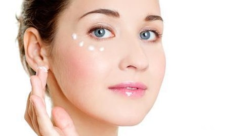 8 Tips Makeup Kantoran Agar Tidak Menor_womanindonesia.co.id