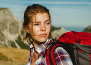 4 Item Makeup yang Wajib Dibawa Saat Naik Gunung_womanindonesia.co.id